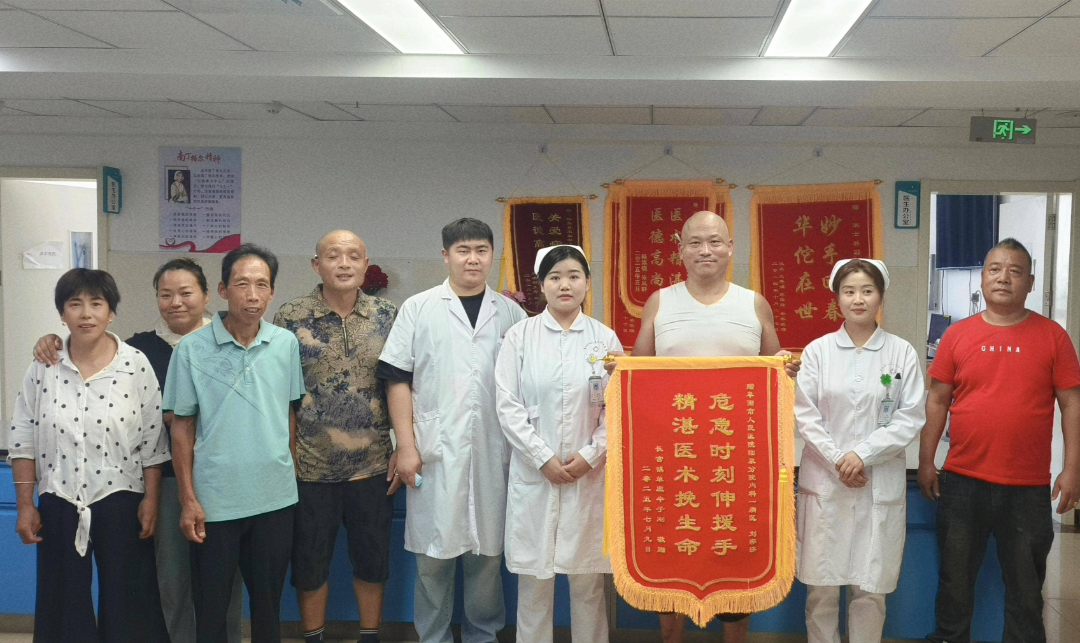 阜阳街头突发！她跪地施救，抢回一条命！